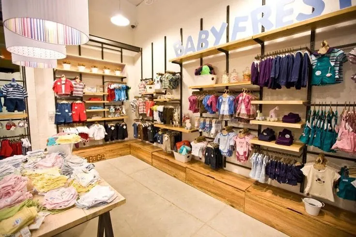 A compact retail moment — CITYROOTS retail photography